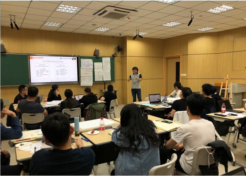 图3 杨洋博士向教师介绍课程评估模式