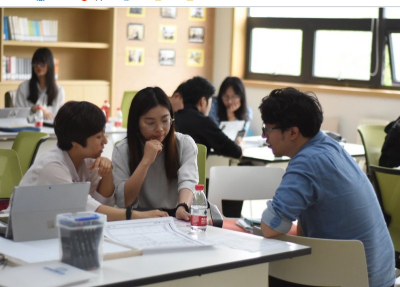 图7 郑秉汉博士为参训教师解答疑问