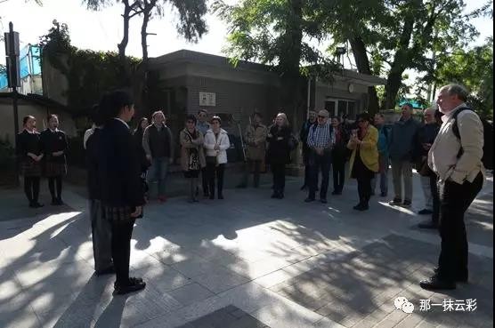 图1  学生讲解员介绍北大附小的历史