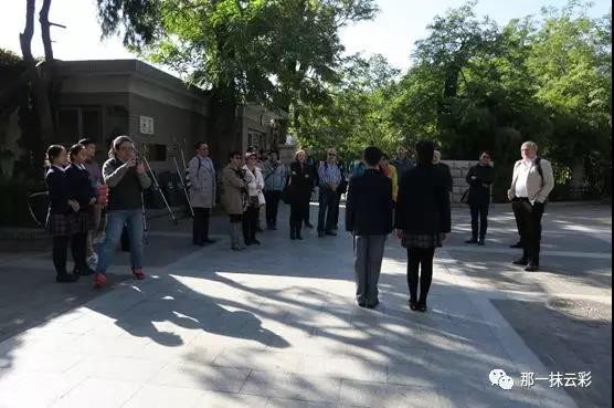 图2  学生讲解员介绍北大附小的历史