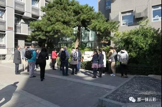 图4  参观校内古木