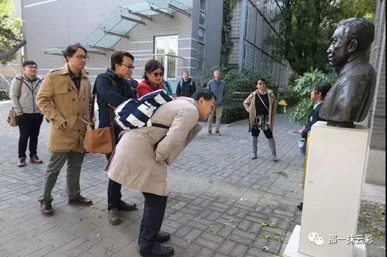 图5  参观校内雕塑