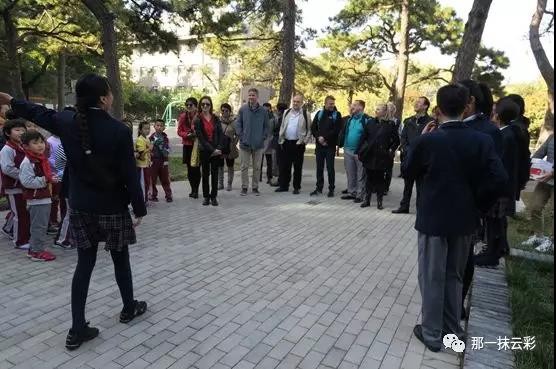 图10  学生讲解员介绍教学楼